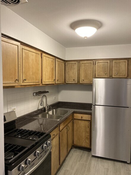 Kitchen - 515 W Wrightwood Ave