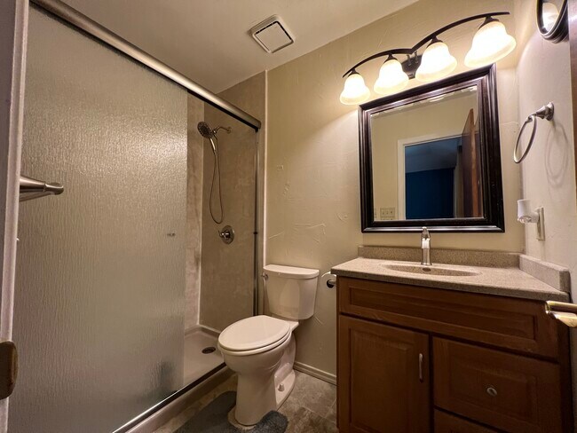 Building Photo - 2108 Selma Dr