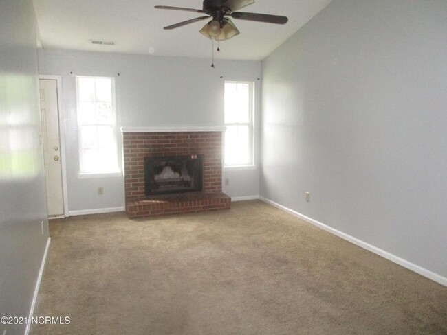 Building Photo - Nice two bedroom two bath duplex that is j...