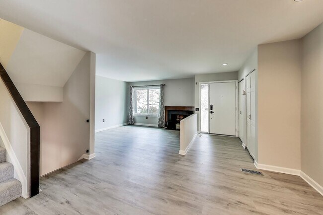 Building Photo - 3 bed + 2 Full + 2 half Bath - End Unit TH