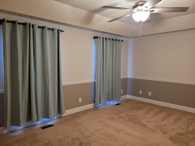 Building Photo - 850 Torrey Pines Dr