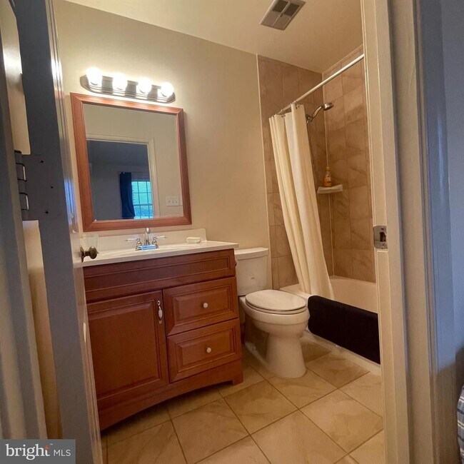 Building Photo - Wesley Heights Beautiful Fully Furnished 2 Bed, Two and a Half Bath