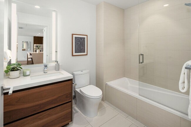 Building Photo - 2Bd/1.75Ba Bellevue Condo