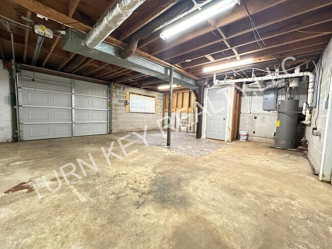 Building Photo - 1608 Azalea Dr