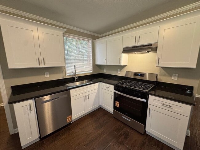 Building Photo - 401 Elmwood Dr