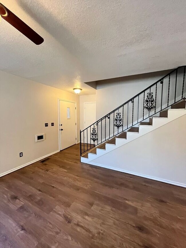 Building Photo - Large 2 Bed 2 Bath