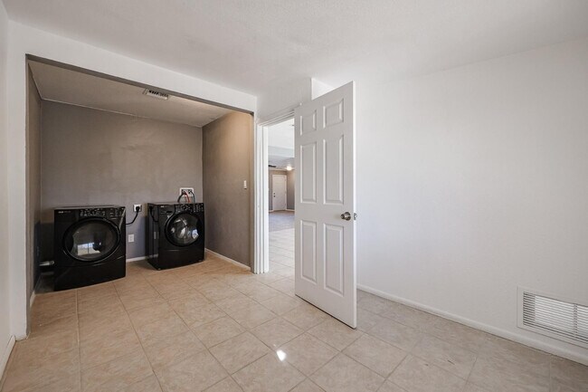 Building Photo - 11417 N Hacienda Dr