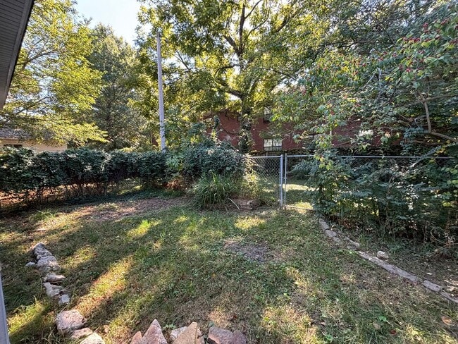 Building Photo - Quaint 2-Bedroom Duplex in Fayetteville!