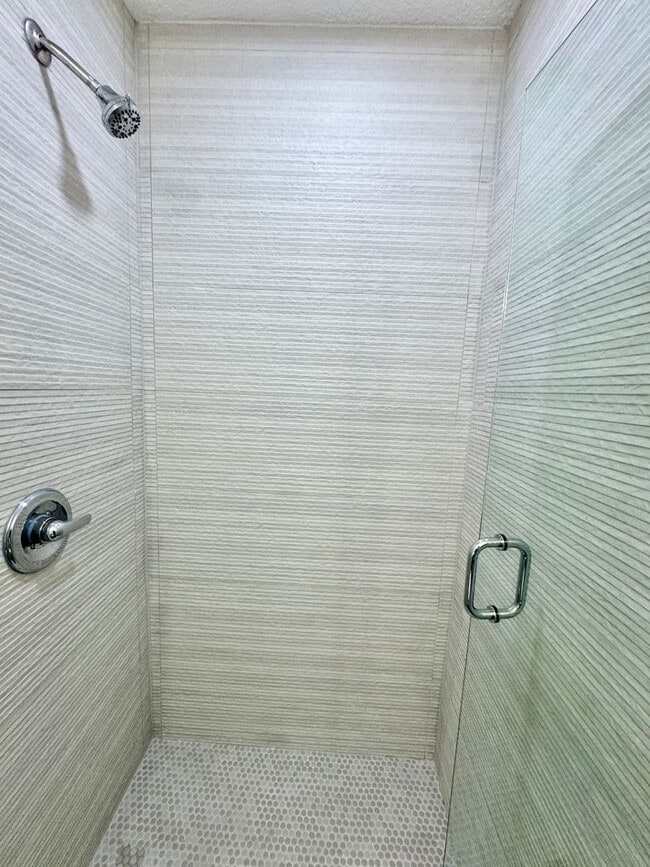 Building Photo - Beautifully Renovated 2-Bed/1-Bath Upstair...
