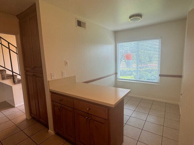 Building Photo - 3 bedroom 2 bathroom Condo in Riverside