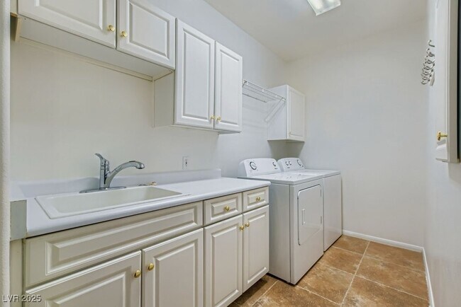 Building Photo - 2050 W Warm Springs Rd