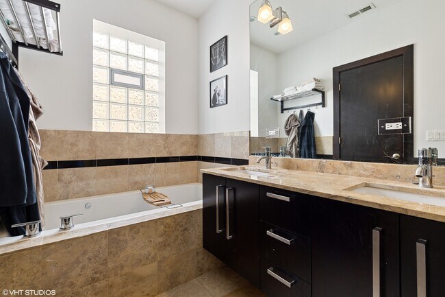 Building Photo - 1842 N Damen Ave