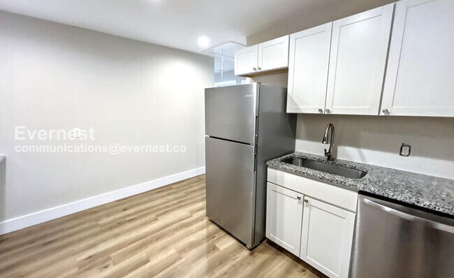 Building Photo - 1732 17th Ave N