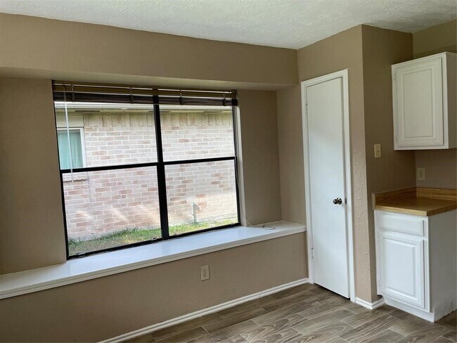 Building Photo - 21311 Meadowhill Dr