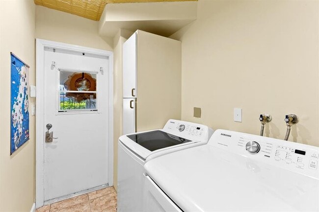 Building Photo - 3015 N Palm Aire Dr