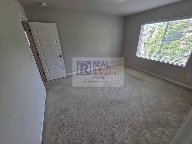 Building Photo - Modern 3 Bedroom, 2.5 Bath Home In Quiet Community!