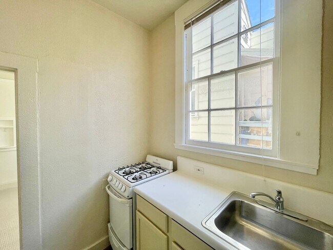 Building Photo - 585 Birch St