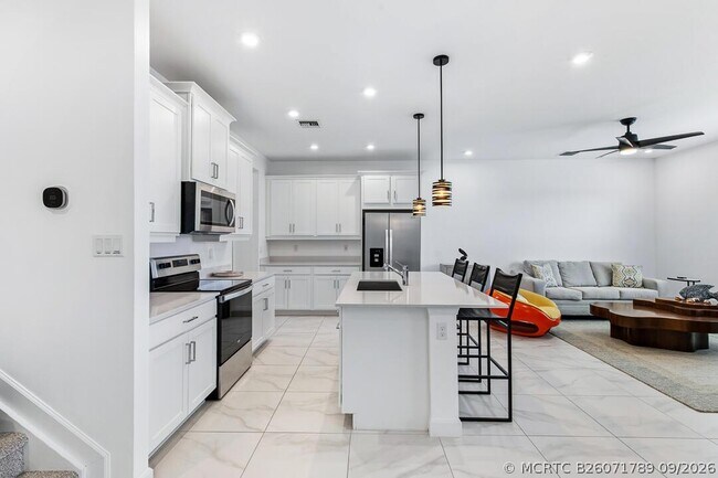 Building Photo - 14131 SW Thorens Dr