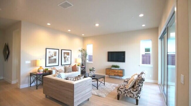 Building Photo - Charming 2-Bedroom Home with Central Vacuum & 2 Baths on Edgewood Drive!