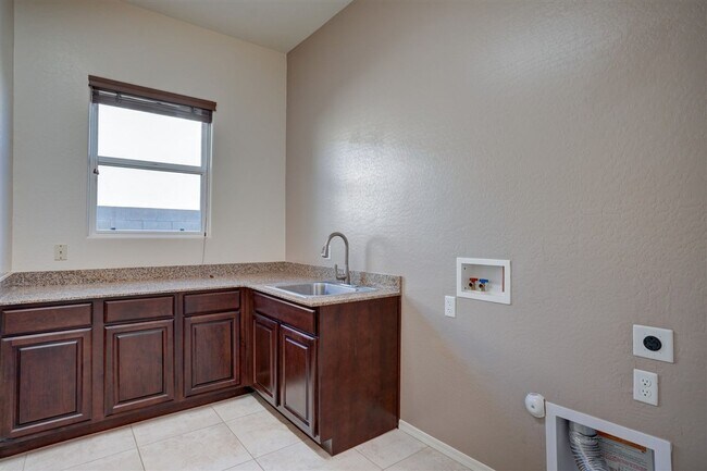 Building Photo - Beautiful 2 bed + den, 2 bath Home Located in Quailwood!