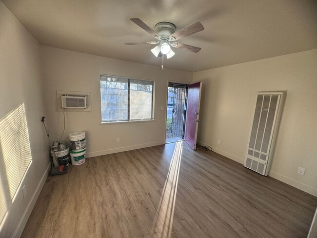 Building Photo - Remodeled Studio Near Sutter Park & Tower Bridge