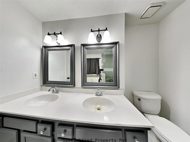 Building Photo - 4660 Hampton Square Dr