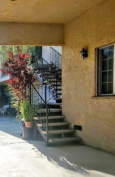 upper unit - 2239 N Frederic St