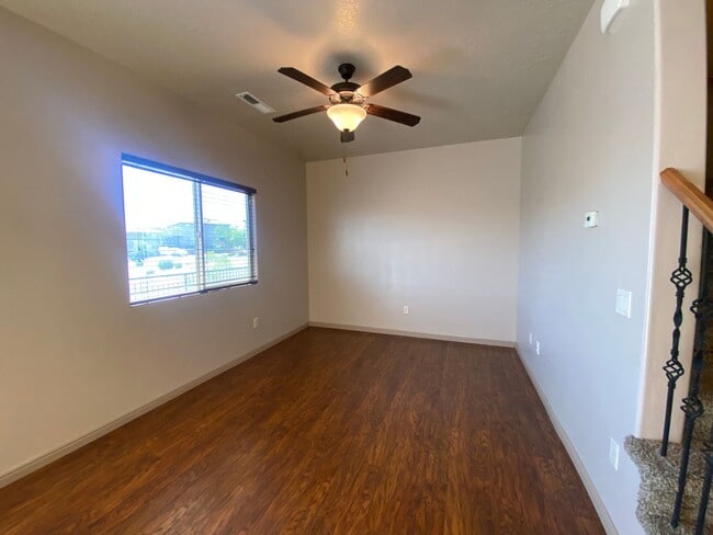 Building Photo - DARLING TOWNHOME AVAILABLE FOR RENT!
