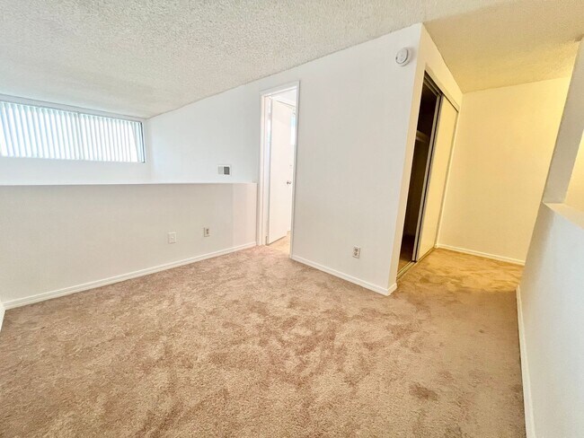 Building Photo - Spacious 1 Bedroom + Loft Condo in the Lindenwood Building – Bixby Knolls
