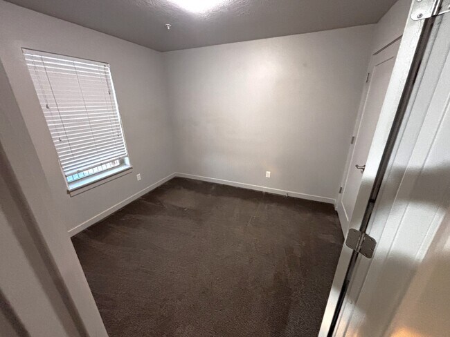 Building Photo - 1700 S Sandhill Rd