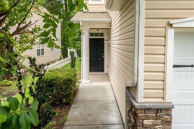 Building Photo - Four Bedroom Home in Sought After Neighborhood!