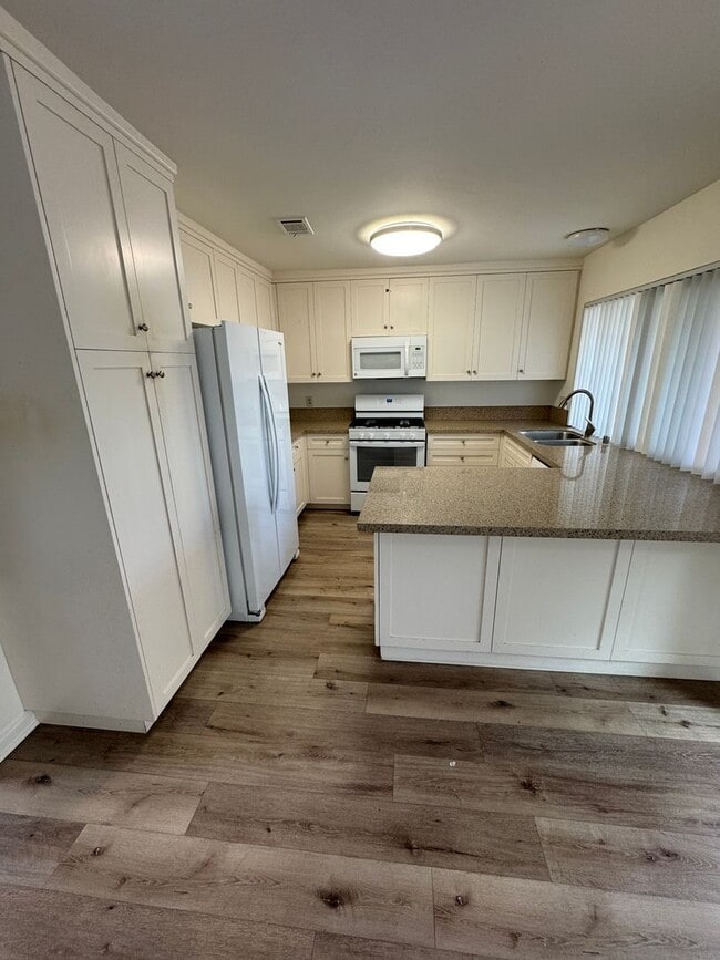 Building Photo - 3 Bedroom, 2 Bath 1374sf Detached condo in Mesa Village 92126.