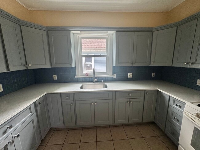 Building Photo - Stunning Renovated 6-Bedroom Home Near Dow...