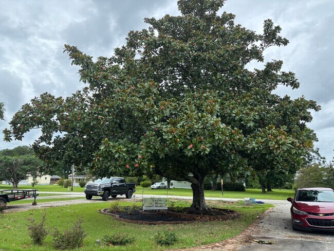 Building Photo - Updated 2 bedroom with Bonus room home in ...
