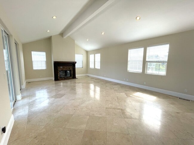 Building Photo - Beautiful 3 bedroom detached townhome with...