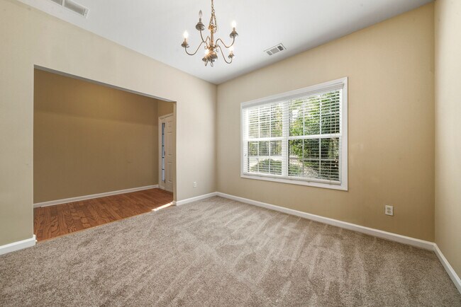 Building Photo - 4750 Ferncrest Pl