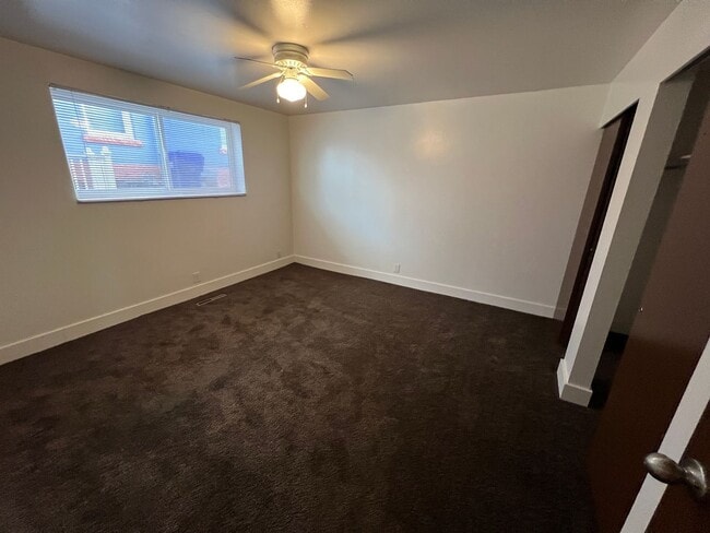 Building Photo - 2 Bed 1 bath Apartment close to downtown