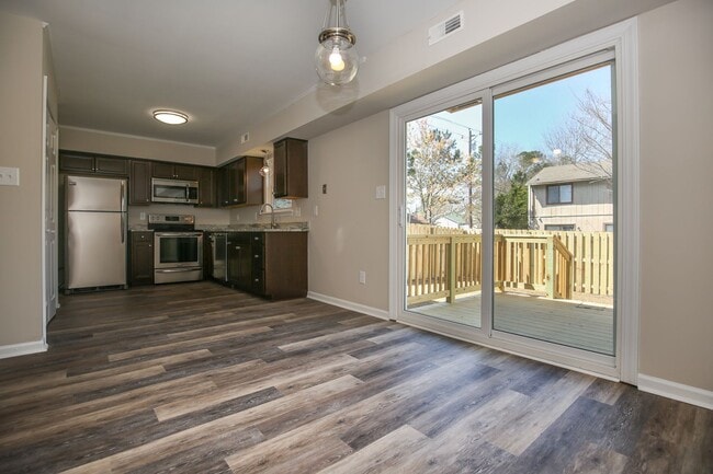 Building Photo - Updated Townhome w/GARAGE in BRANCHWOOD!