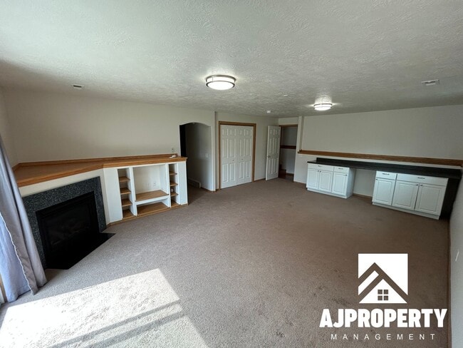 Building Photo - 4604 S Dunlap Ave