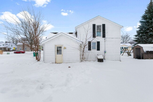 Building Photo - Walking distance to Central Park!