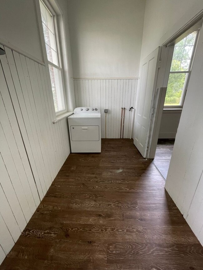 Building Photo - Single Family Home 2 Bedrooms 1 Bath with ...