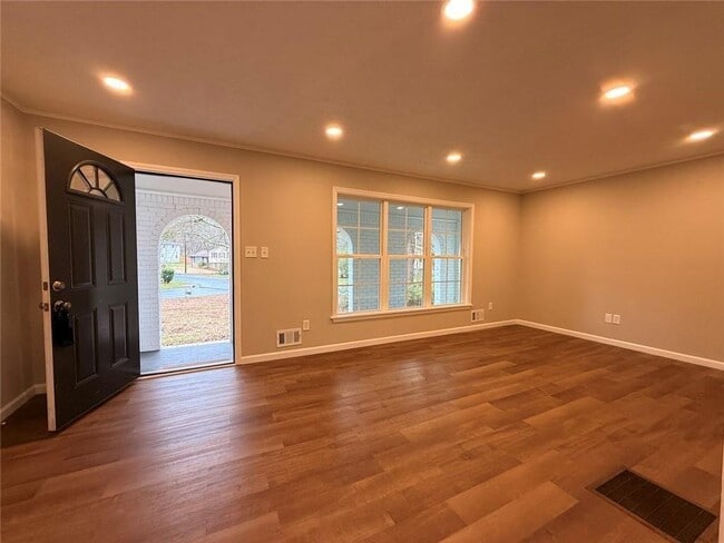 Building Photo - 1055 Pinecrest Dr