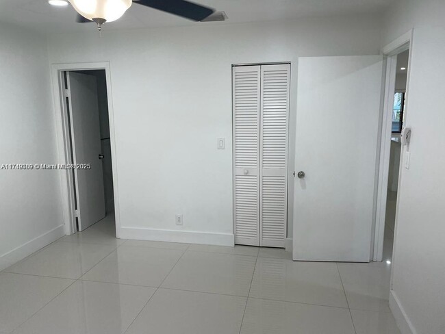 Building Photo - 454 Lakeview Dr