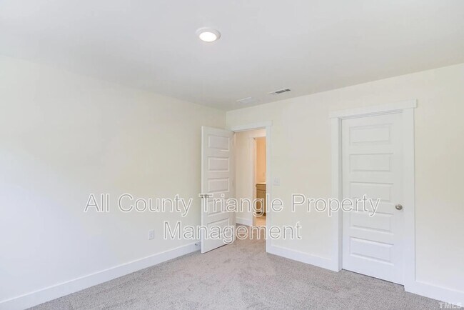 Building Photo - 6943 Doddridge Ln