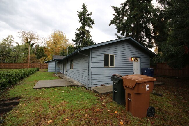 Building Photo - Spacious 3 bedroom, 2 bath home in Northea...