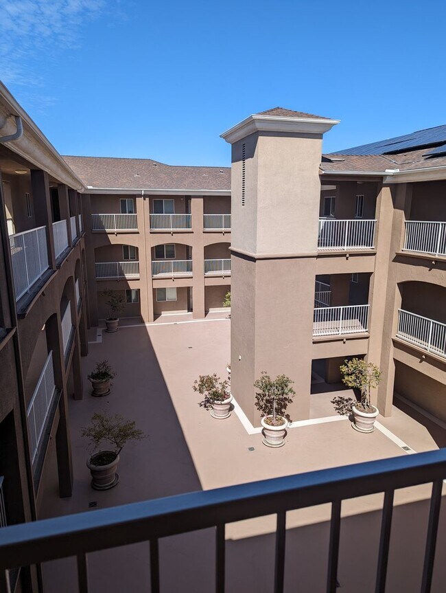 Building Photo - Light & Bright 2 bedroom 2 bathroom condo ...