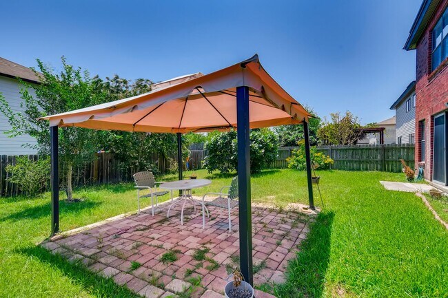 Building Photo - BEAUTIFUL HOME  |  OPEN CONCEPT  |  3 LIVING AREAS  |  FURNISHED OPTION  |  NEAR SCHOOLS & SHOPPING