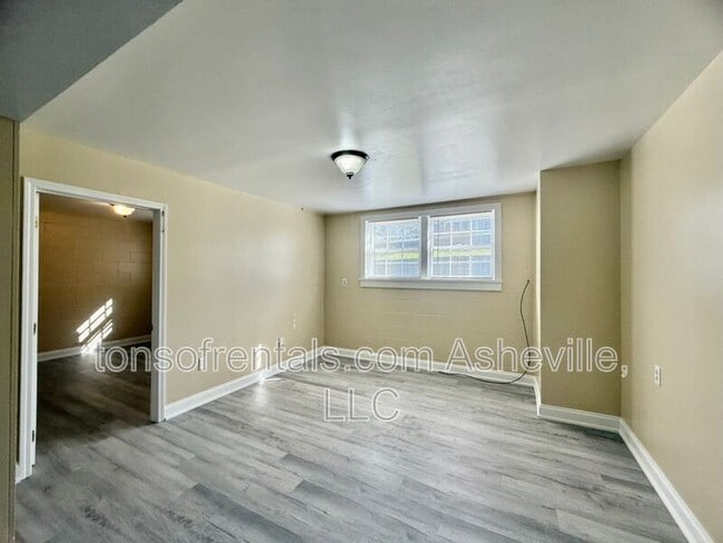 Building Photo - 161 Dogwood Dr