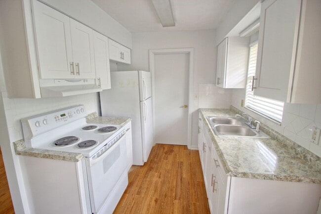 Building Photo - 205 E Esther St