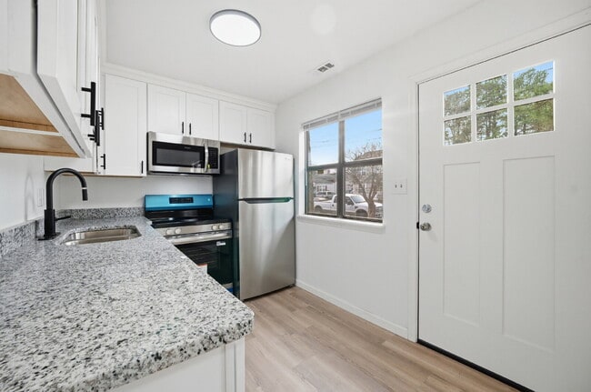 Building Photo - FULLY REMODELED 2 BED, 1.5 BATH BUNGALOW IN NORFOLK FOR RENT!